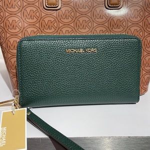 Michael Kors Large Leather Smartphone Wristlet Wallet Phoneholder
Racing Green
